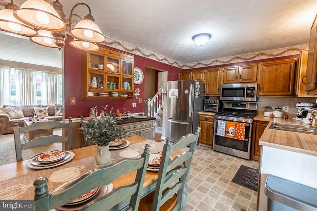 9 LITTLE KNOLL DR, Hanover, PA 17331