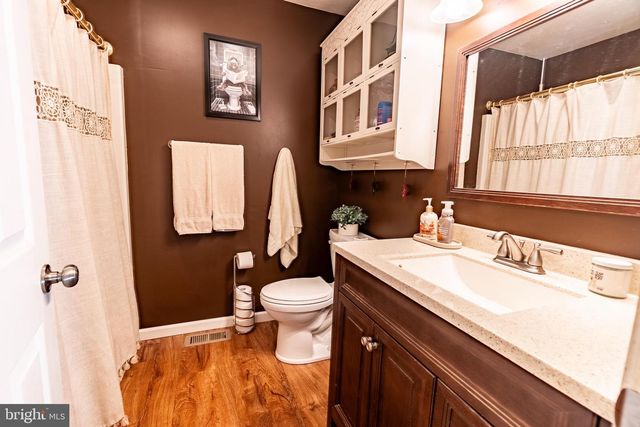 9 LITTLE KNOLL DR, Hanover, PA 17331