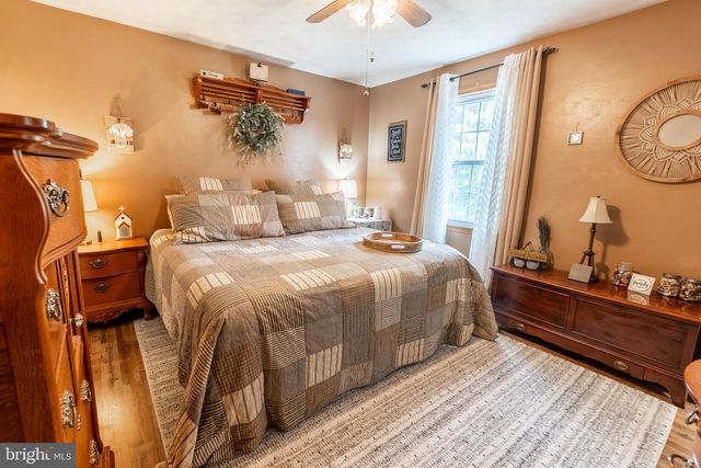 9 LITTLE KNOLL DR, Hanover, PA 17331