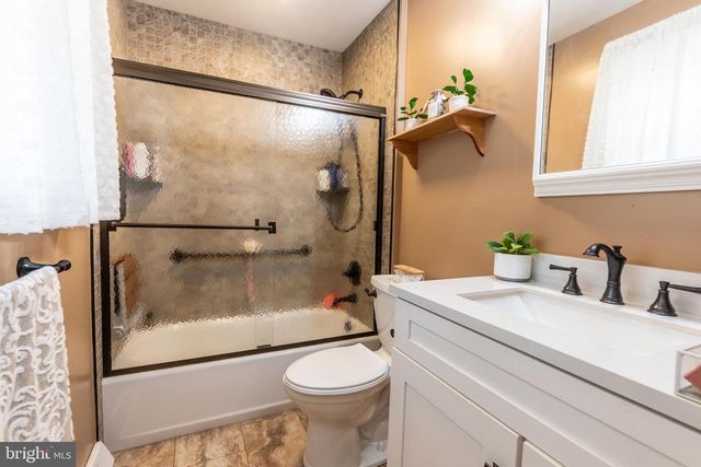 9 LITTLE KNOLL DR, Hanover, PA 17331