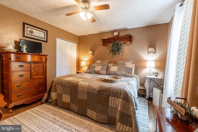 9 LITTLE KNOLL DR, Hanover, PA 17331