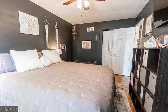 9 LITTLE KNOLL DR, Hanover, PA 17331