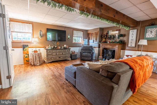 9 LITTLE KNOLL DR, Hanover, PA 17331