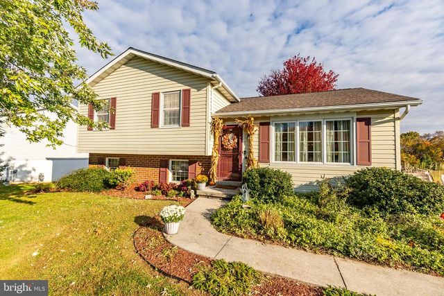 9 LITTLE KNOLL DR, Hanover, PA 17331