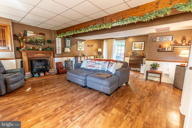 9 LITTLE KNOLL DR, Hanover, PA 17331