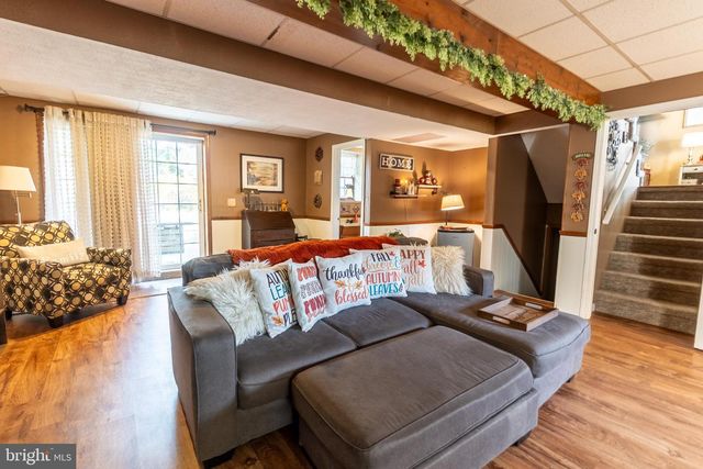 9 LITTLE KNOLL DR, Hanover, PA 17331