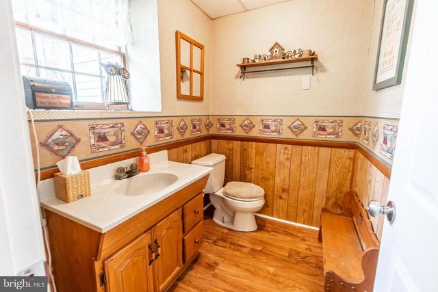 9 LITTLE KNOLL DR, Hanover, PA 17331