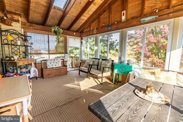 9 LITTLE KNOLL DR, Hanover, PA 17331