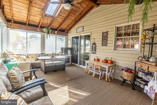 9 LITTLE KNOLL DR, Hanover, PA 17331