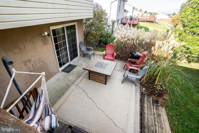 9 LITTLE KNOLL DR, Hanover, PA 17331