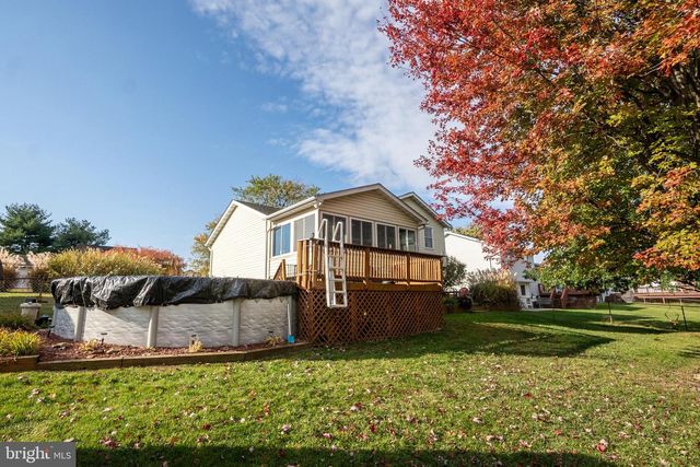 9 LITTLE KNOLL DR, Hanover, PA 17331