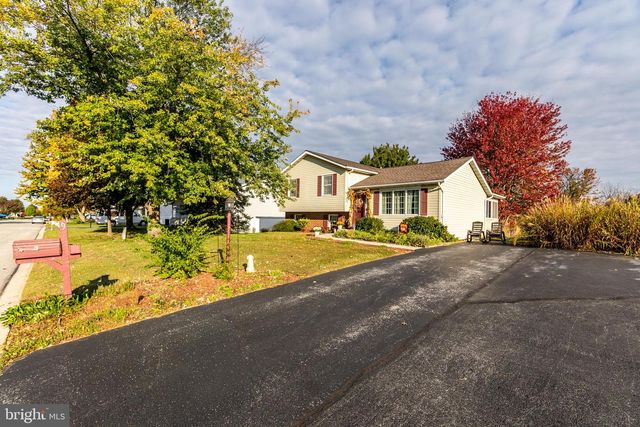 9 LITTLE KNOLL DR, Hanover, PA 17331