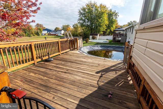 9 LITTLE KNOLL DR, Hanover, PA 17331