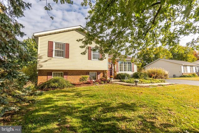 9 LITTLE KNOLL DR, Hanover, PA 17331