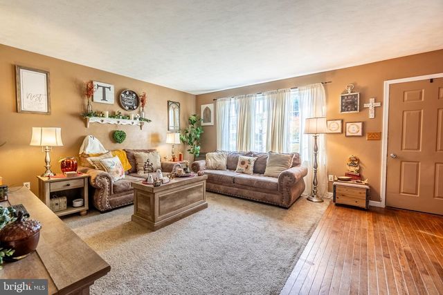 9 LITTLE KNOLL DR, Hanover, PA 17331