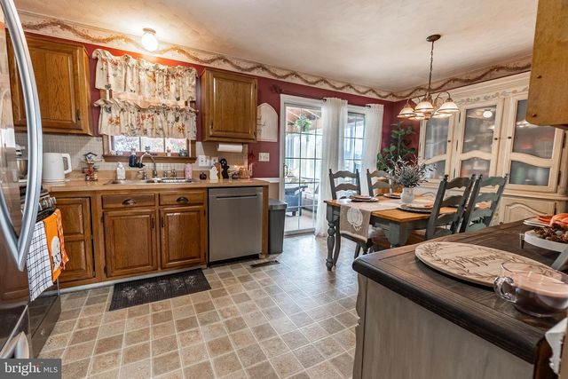 9 LITTLE KNOLL DR, Hanover, PA 17331