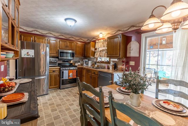 9 LITTLE KNOLL DR, Hanover, PA 17331