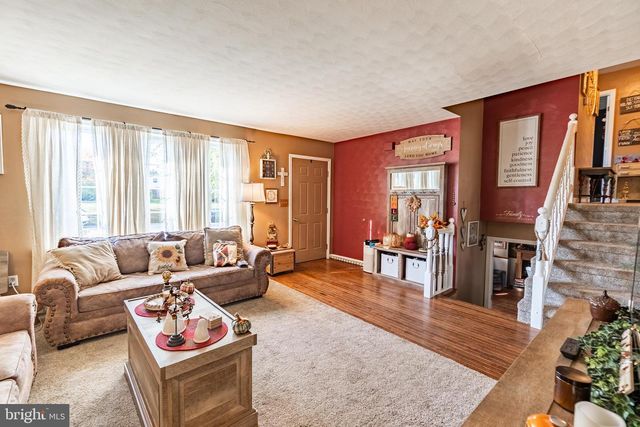 9 LITTLE KNOLL DR, Hanover, PA 17331