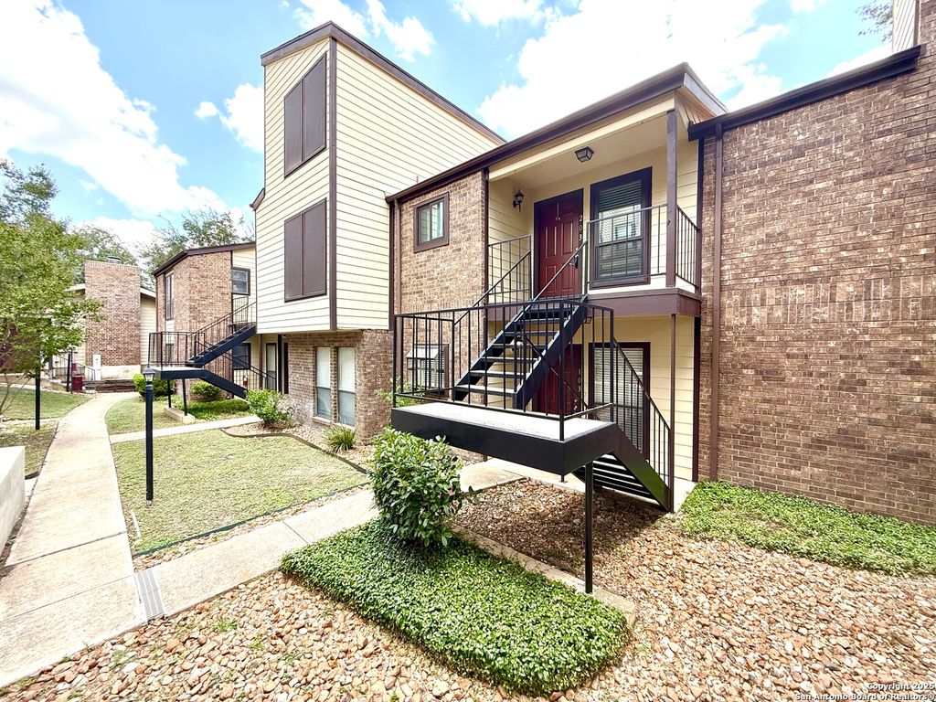 2542 N Babcock C203, San Antonio, TX 78229
