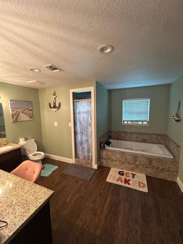 112 Chinaberry Street, Lake Jackson, TX 77566
