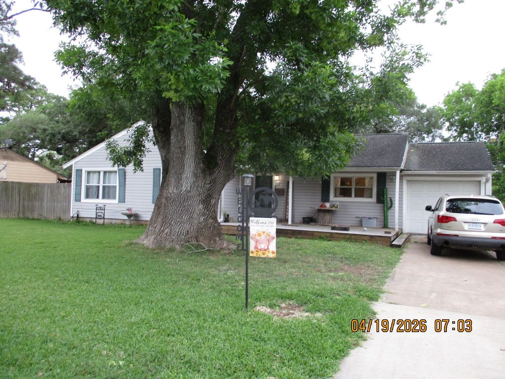 112 Chinaberry Street, Lake Jackson, TX 77566