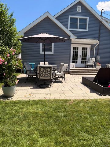 379 Blossom Street, Holbrook, NY 11741