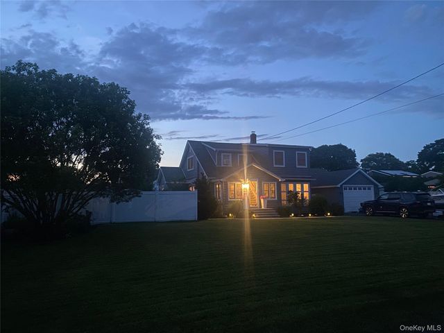 379 Blossom Street, Holbrook, NY 11741