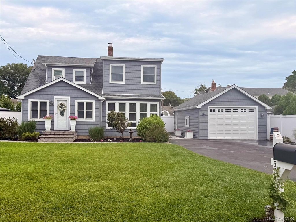 379 Blossom Street, Holbrook, NY 11741