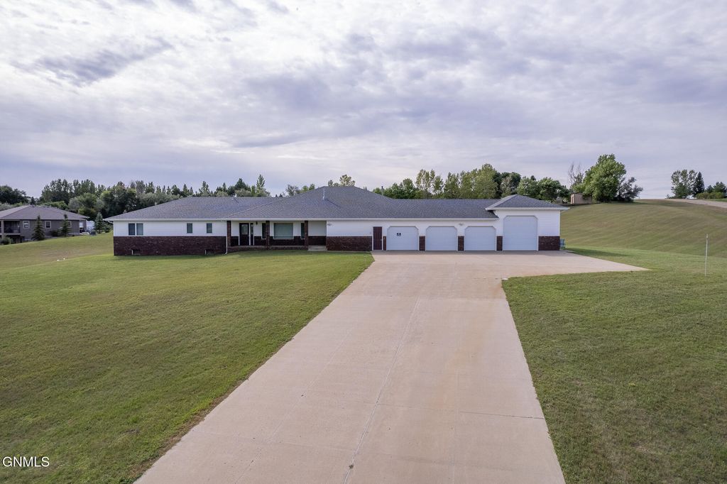 7301 Northgate Drive, Bismarck, ND 58504 photo 2