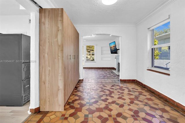 1524 Biarritz Dr, Miami Beach, FL 33141