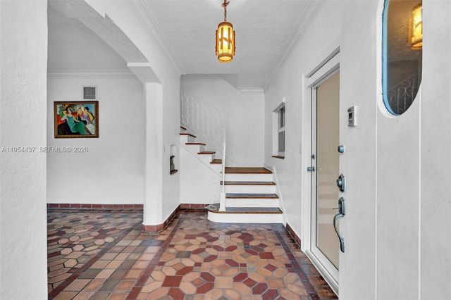 1524 Biarritz Dr, Miami Beach, FL 33141