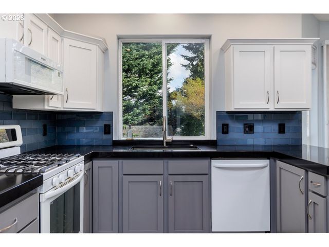 7948 Sw LELAND Dr, Beaverton, OR 97007