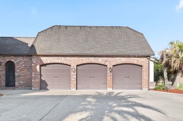 1002 Le Triomphe Parkway, Broussard, LA 70518