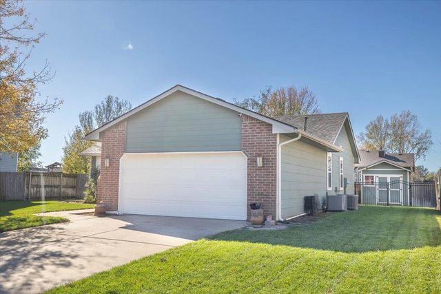 923 Clover Ln, Valley Center, KS 67147