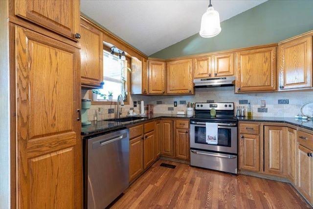 923 Clover Ln, Valley Center, KS 67147