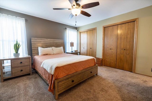 923 Clover Ln, Valley Center, KS 67147