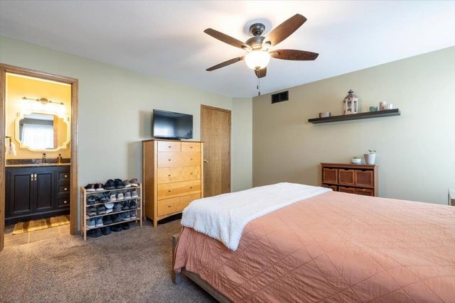 923 Clover Ln, Valley Center, KS 67147