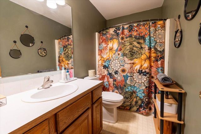 923 Clover Ln, Valley Center, KS 67147