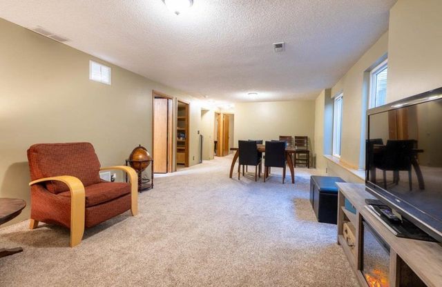 923 Clover Ln, Valley Center, KS 67147