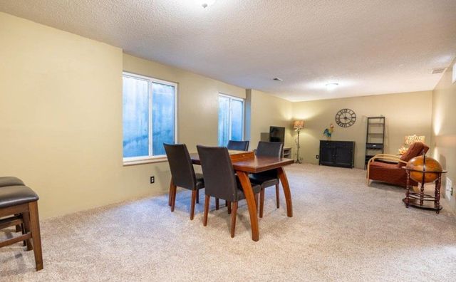 923 Clover Ln, Valley Center, KS 67147