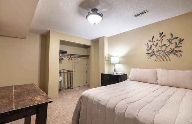 923 Clover Ln, Valley Center, KS 67147