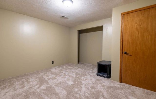 923 Clover Ln, Valley Center, KS 67147