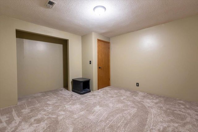 923 Clover Ln, Valley Center, KS 67147