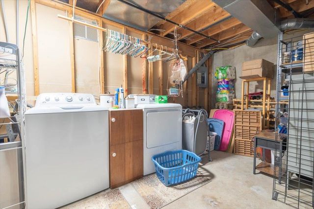 923 Clover Ln, Valley Center, KS 67147