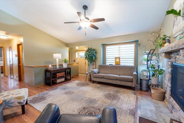 923 Clover Ln, Valley Center, KS 67147