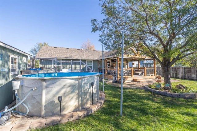 923 Clover Ln, Valley Center, KS 67147