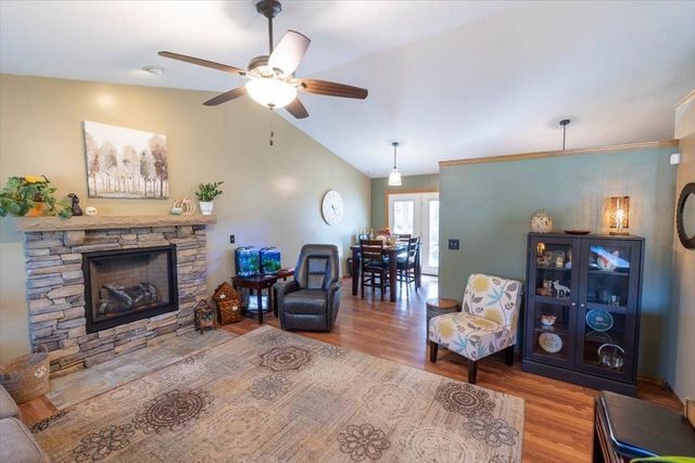 923 Clover Ln, Valley Center, KS 67147