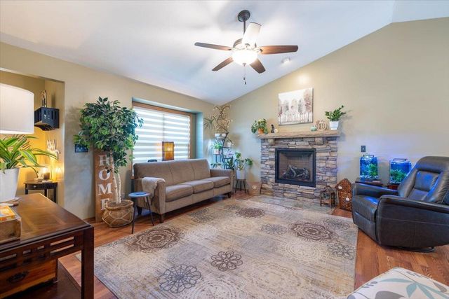 923 Clover Ln, Valley Center, KS 67147