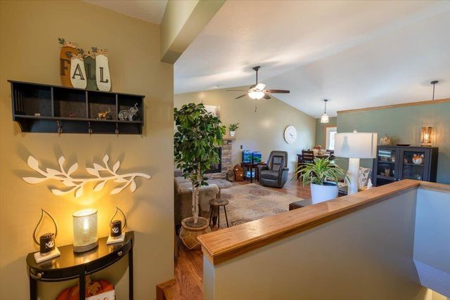 923 Clover Ln, Valley Center, KS 67147