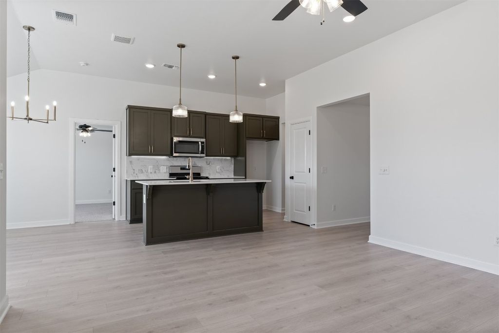 Image 19 of property listing at 612 Caladium Drive, Yukon, OK 73099